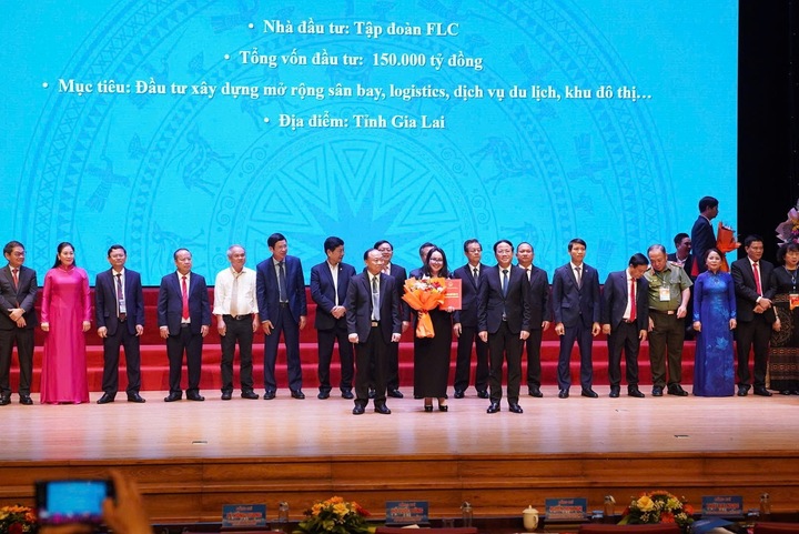 Đại diện Tập đoàn FLC - Bà Bùi Hải Huyền, Phó Tổng giám đốc thường trực nhận biên bản ghi nhớ hợp tác đầu tư với tỉnh Gia Lai cho dự án xây dựng mở rộng sân bay, logistics, dịch vụ du lịch, khu đô thị với tổng vốn đầu tư 150.000 tỷ đồng.