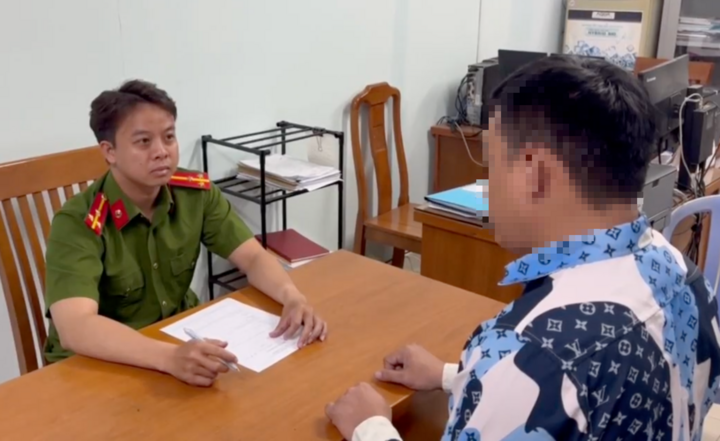 Một trong 2 người tại cơ quan điều tra. (Ảnh: Công an TP.HCM)