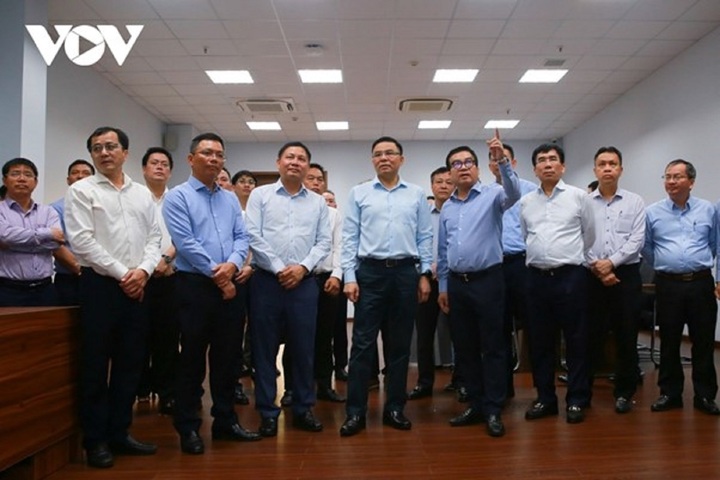 Ông Lê Mạnh Hùng, Quyền Bộ trưởng Bộ Công Thương kiểm tra tại khu vực nhà điều hành Nhà máy lọc dầu Dung Quất.