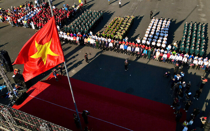 Lễ thượng cờ và tôn vinh lá cờ Tổ quốc - một nghi thức đặc biệt của Giải Vô địch Quốc gia Marathon - Báo Tiền Phong tại "địa chỉ đỏ" - Khu tưởng niệm Chiến sĩ Gạc Ma.