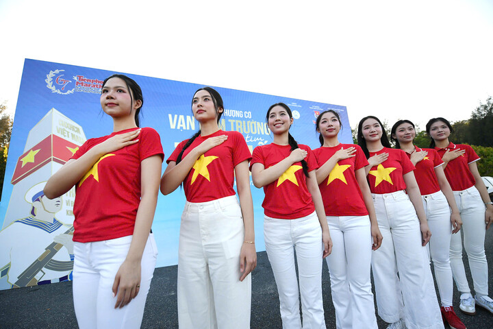 Á hậu Châu Anh, Á hậu Vân Nhi, các người đẹp từ cuộc thi Hoa hậu Việt Nam 2024 gồm Thùy Dương, Linh Đan, Phương Nhi, Minh Thu, Huyền Cơ tham dự lễ thượng cờ và lễ tưởng niệm các anh hùng liệt sĩ Gạc Ma.