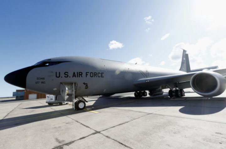 Máy bay tiếp nhiên liệu trên không KC-135 của Không quân Mỹ tại Sân bay Quốc tế Riga, Latvia, ngày 6/6/2018. (Nguồn: Reuters)