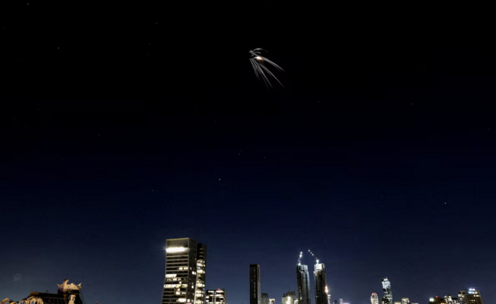 Tên lửa Iran bay qua thành phố trong bối cảnh xung đột Mỹ-Israel với Iran, nhìn từ Tel Aviv, Israel, ngày 24/3/2026. (Nguồn: Reuters)