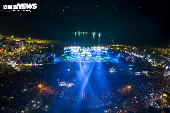 Dưới ánh đèn lung linh của quảng trường, ai nấy đều chờ đợi khoảnh khắc chính thức khai màn Năm Du lịch Quốc gia 2026 – sự kiện mang tính lịch sử của vùng đất "đại ngàn chạm biển xanh".