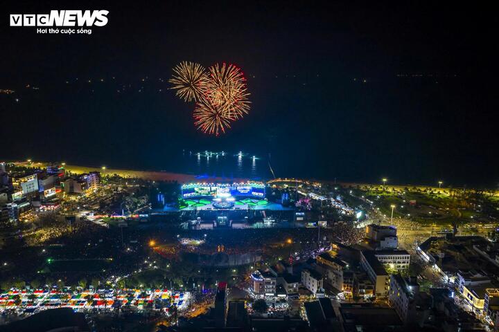 Đêm khai mạc "đại ngàn chạm biển xanh" bùng nổ sắc màu và âm thanh thu hút hơn 70.000 người dân và du khách. Gia Lai đã sẵn sàng với mục tiêu phát triển hạ tầng du lịch đồng bộ, hiện đại, tăng cường liên kết vùng và hợp tác phát triển du lịch.