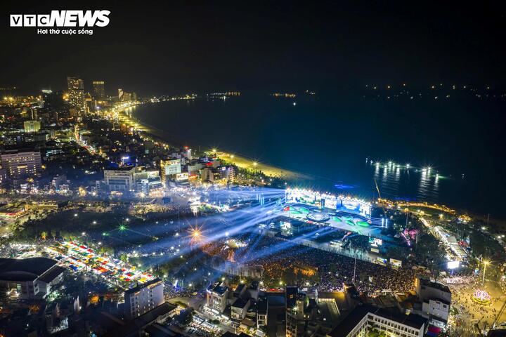 Tối 28/3, tại Quảng trường Nguyễn Tất Thành (phường Quy Nhơn, tỉnh Gia Lai) diễn ra Lễ Khai mạc Năm Du lịch Quốc gia - Gia Lai 2026 với chủ đề “Gia Lai - Đại ngàn chạm biển xanh”.