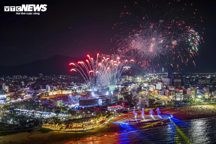 Sân khấu "khổng lồ" nhất từ trước đến nay tại Gia Lai được thiết kế đa tầng, mô phỏng triền đồi bazan uốn lượn vào những con sóng để phục vụ chương trình nghệ thuật với 4 chương: Khởi nguyên, Linh khí đại ngàn, Hào khí Tây Sơn và Đại ngàn chạm biển xanh.