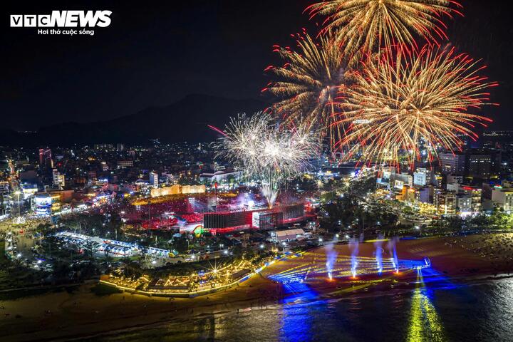 Cả quảng trường bừng sáng bởi hệ thống laser, công nghệ ánh sáng hiện đại và màn pháo hoa đỉnh cao, sáng ngập trời phố biển khiến lễ khai mạc trở thành một bữa tiệc âm thanh, ánh sáng mãn nhãn.