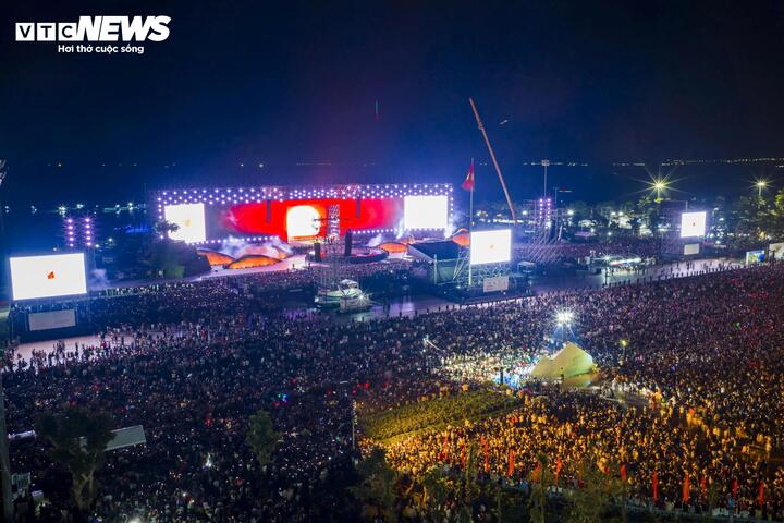 Trước giờ khai mạc, Quảng trường Nguyễn Tất Thành không còn chỗ trống.