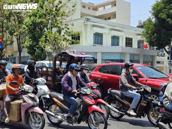 Nắng nóng tại TP.HCM và các tỉnh Đông Nam Bộ tập trung trong khung giờ 12h-15h mỗi ngày.