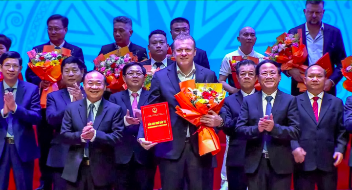 Liên doanh De Heus – Hùng Nhơn nhận biên bản ghi nhớ đầu tư cho dự án mở rộng 2.800 tỷ tại hội nghị.