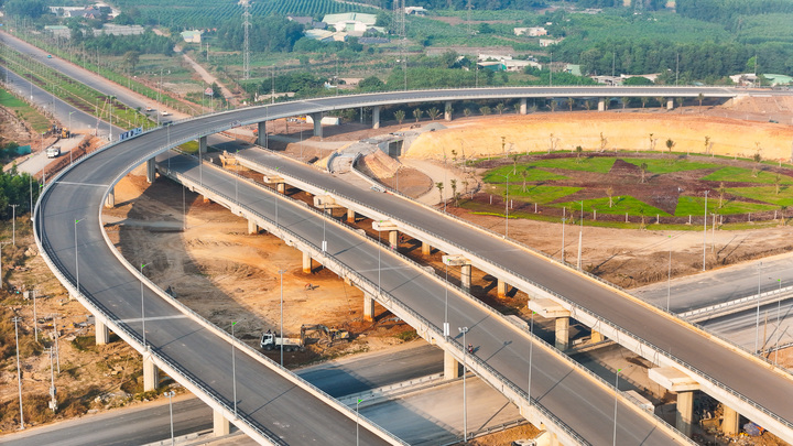 Đồng Nai đang tăng tốc đầu tư hạ tầng kết nối TP.HCM và Đông Nam Bộ.