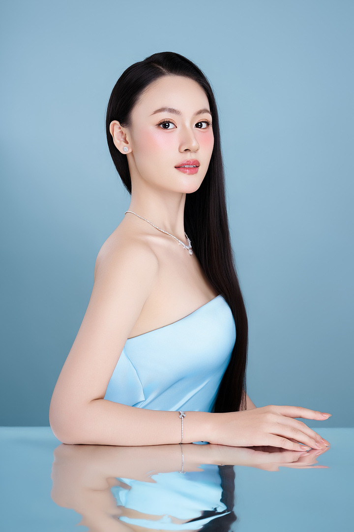 Trải qua hai lần dời lịch tổ chức, Miss World Vietnam 2025 đã đi tới những chặng cuối cùng với 47 thí sinh. Trước chung kết, những cái tên sáng giá đã lộ diện. Trần Thị Phương Linh (SBD 284) đang là gương mặt được chú ý. Cô sinh năm 2002, cao 1m73 với gương mặt khả ái. Phương Linh tốt nghiệp loại Giỏi ngành Quan hệ Quốc tế tại Học viện Ngoại giao. Người đẹp Hà Nội nổi bật với khả năng thuyết trình, phong thái tự tin. Hiện tại, cô đang làm việc ở vị trí nhân viên đối ngoại tại tập đoàn viễn thông lớn.