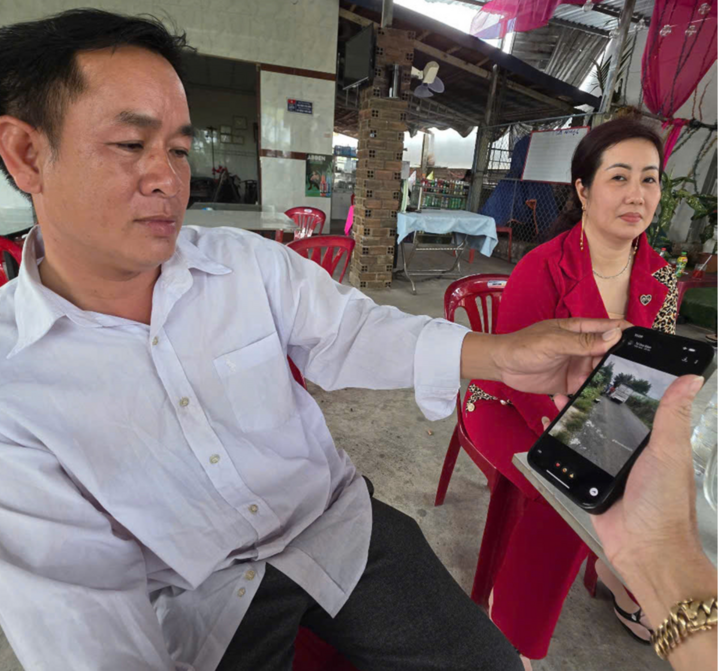 Ông Hồ Trung Sô (nhân chứng đầu tiên, người cùng tài xế xe tải đưa nữ sinh Trân đi cấp cứu) đang chia sẻ lại sự việc. (Ảnh: Đàm Đệ)