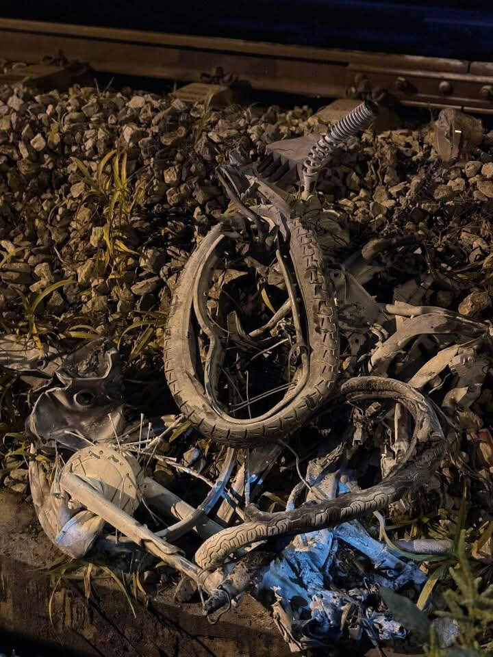 Xe máy bị vò nát, biến dạng hoàn toàn.