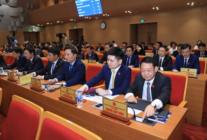 Các đại biểu HĐND TP Hà Nội bấm nút thông qua Nghị quyết Quy hoạch tổng thể thủ đô Hà Nội tầm nhìn 100 năm.