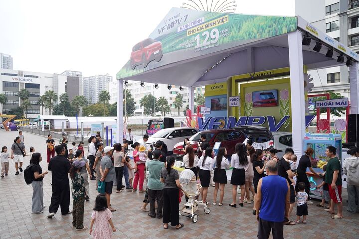 Sự kiện lái thử VF MPV 7 tại Times City (Hà Nội) nhận được sự quan tâm của đông đảo khách hàng.
