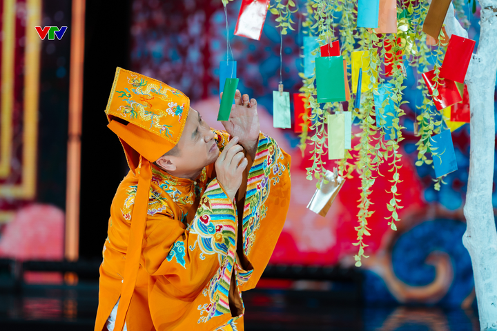 Với phong cách châm biếm đặc trưng, các nghệ sĩ tiếp tục thể hiện sự tung hứng ăn ý qua những câu thoại sắc sảo, duyên dáng, khiến khán giả tại trường quay liên tục bật cười.