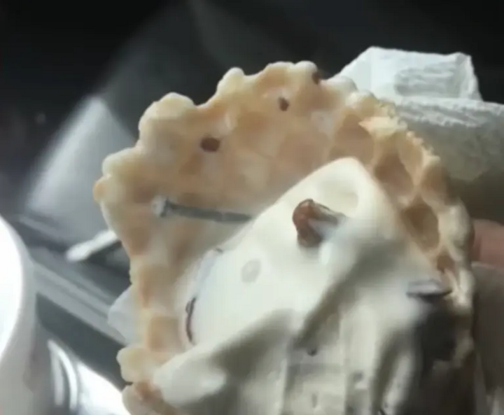 Chiếc kem chứa đinh và nhiều vật kim loại sắc nhọn bên trong.