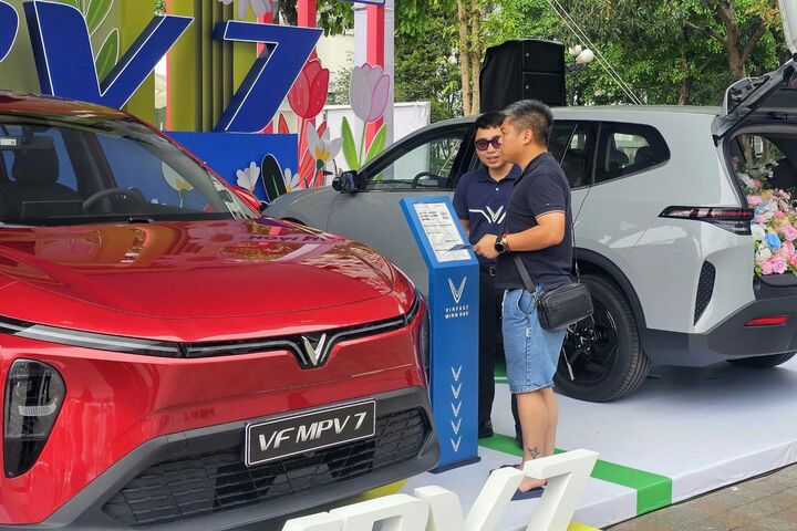 Khách tham dự được lái thử và tư vấn về các chương trình ưu đãi của VinFast với mẫu MPV gia đình VF MPV 7.