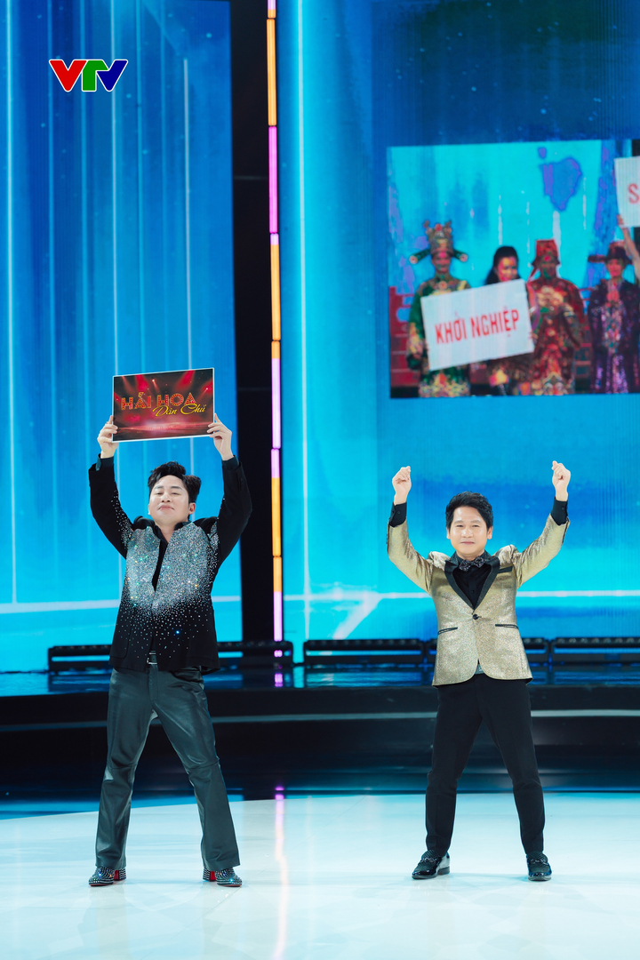 Sự xuất hiện của Tùng Dương, Trọng Tấn là sự bất ngờ cho tiết mục "Hái hoa dân chủ" của Táo quân.