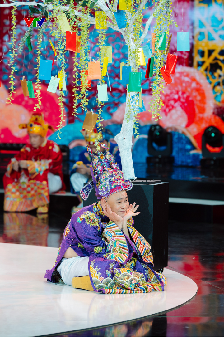 NSND Tự Long chia sẻ, cảm giác khoác lên mình bộ trang phục quen thuộc khiến anh vừa háo hức, vừa bồi hồi. Với anh, Táo quân không chỉ là một chương trình mà còn là ký ức, là một phần thanh xuân gắn bó sâu sắc với nghề.