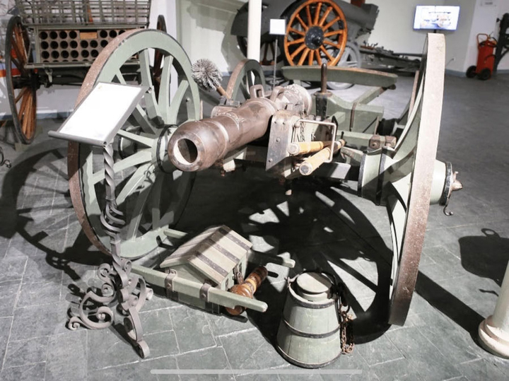 Pháo Cannon de 4 Gribeauval trong bảo tàng, pháo quan trọng của pháo binh Pháp.