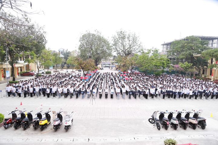 Sự kiện “Phủ xanh trường học 2026” thu hút hàng nghìn học sinh, giáo viên của hai trường THPT Quốc Oai và Minh Khai (Hà Nội).