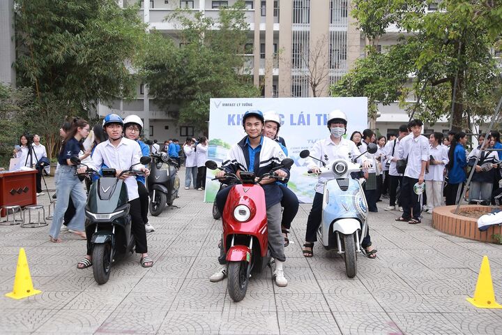 Các em học sinh thích thú khi lái thử xe máy điện VinFast.