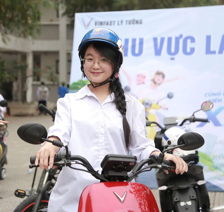 Em Nguyễn Thị Uyển Nhi (lớp 10A4, Trường THPT Quốc Oai) lái thử xe điện của VinFast.
