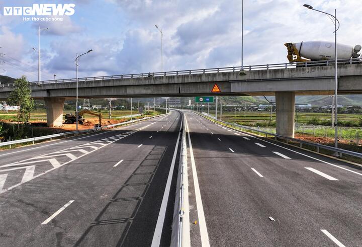 Việc hơn 200km đường cao tốc vẫn chưa thể vận hành, khiến hàng trăm nghìn tỷ đồng ngân sách tiếp tục “đóng băng”. (Ảnh: Cao tốc đoạn Hoài Nhơn - Quy Nhơn)
