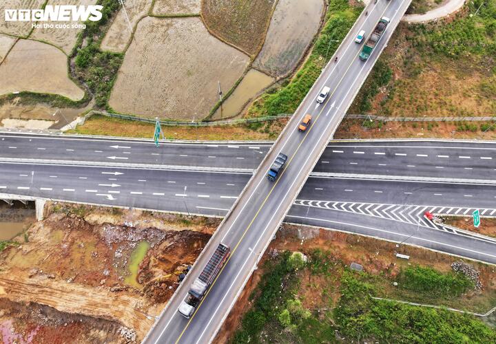 Vướng mắc lớn nhất hiện nay được xác định vẫn nằm ở khâu thủ tục cuối cùng, khi các dự án đang chờ ý kiến của Hội đồng kiểm tra Nhà nước về công tác nghiệm thu công trình xây dựng và các thủ tục bàn giao tài sản dự án từ chủ đầu tư sang Cục Đường bộ Việt Nam..(Ảnh: Cao tốc đoạn Hoài Nhơn - Quy Nhơn)