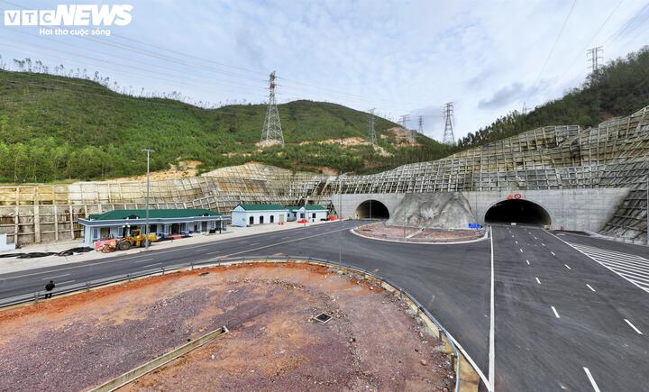 Tuyến cao tốc từ Quảng Ngãi đến Đắk Lắk là “mảnh ghép” quan trọng trong trục cao tốc Bắc - Nam phía Đông, đồng thời đóng vai trò kết nối chiến lược giữa miền Trung và Tây Nguyên.(Ảnh: Cao tốc đoạn Hoài Nhơn - Quy Nhơn)