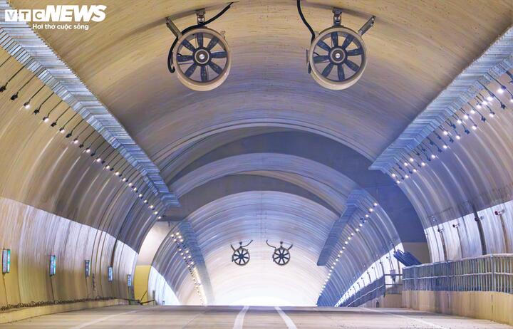 Và đặc biệt, gần một tháng trước, sau chuyến thị sát tuyến cao tốc Bắc-Nam từ Quảng Ngãi đến Đắk Lắk, Thủ tướng Chính phủ đã yêu cầu Bộ Xây dựng chỉ đạo các chủ đầu tư và cơ quan liên quan huy động tối đa nguồn lực, khẩn trương hoàn thiện các thủ tục nghiệm thu để đưa các đoạn tuyến vào khai thác trước ngày 10/3/2026. (Ảnh: Cao tốc đoạn Quảng Ngãi - Hoài Nhơn)