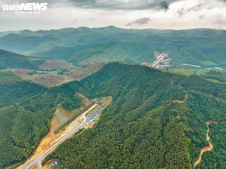 Đồng thời, lưu lượng phương tiện sẽ được phân bổ, góp phần giảm ùn tắc, tai nạn giao thông trên tuyến quốc lộ 1 - tuyến đường hiện hữu đang chịu áp lực lớn và nhiều đoạn đã xuống cấp nghiêm trọng. (Ảnh: Cao tốc đoạn Quảng Ngãi - Hoài Nhơn)