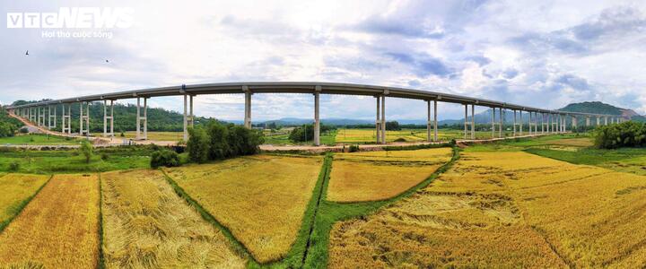 Một số ý kiến người dân bày tỏ sự khó hiểu khi công trình đã hiện hữu, nhưng vẫn phải chờ đợi kéo dài. “Không biết vì sao mà đường làm xong lâu rồi vẫn chưa cho đi. Người dân thì mòn mỏi chờ đợi, nhất là hiện nay khi chi phí đi lại ngày càng tăng”, một người dân băn khoăn. (Ảnh: Cao tốc đoạn Quy Nhơn - Chí Thạnh)