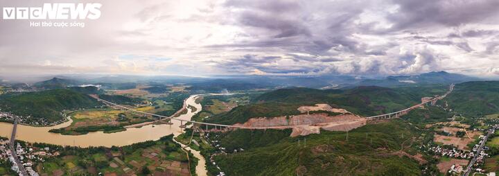 Người dân trong khu vực và khu vực lân cận đang trông ngóng những tuyến cao tốc được đưa vào vận hành trong thời gian sơm nhất có thể. (Ảnh: Cao tốc đoạn Quy Nhơn - Chí Thạnh)