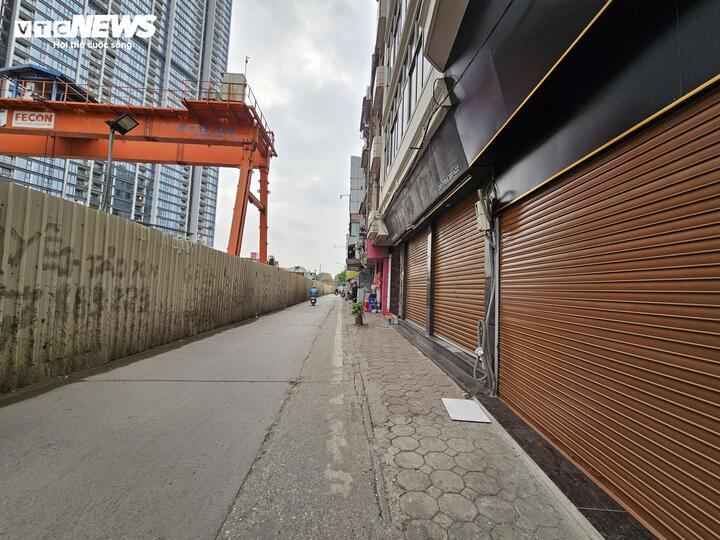 Dãy cửa hàng trên phố Kim Mã đồng loạt đóng cửa, mặt tiền “phố vàng” trở nên im lìm khi công trường metro quây tôn kéo dài.