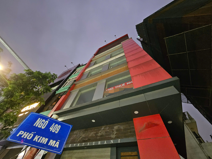 Căn nhà sở hữu hai mặt tiền treo biển suốt hơn một năm nhưng không có ai thuê.