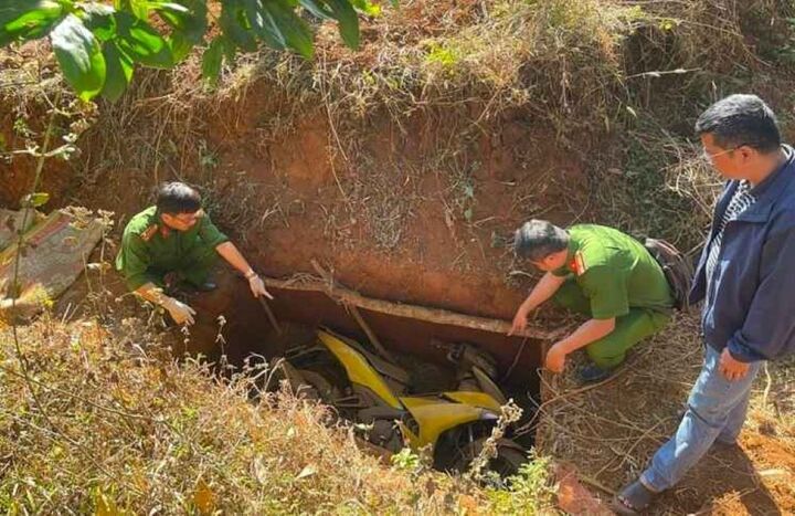 Hố chôn xe máy, tang vật gây án của hai đối tượng.
