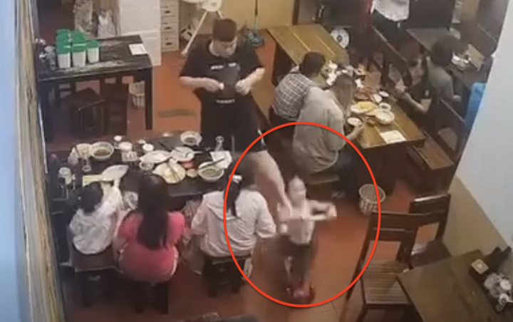 Hình ảnh nam thanh niên giơ chân đạp ngã bé gái.