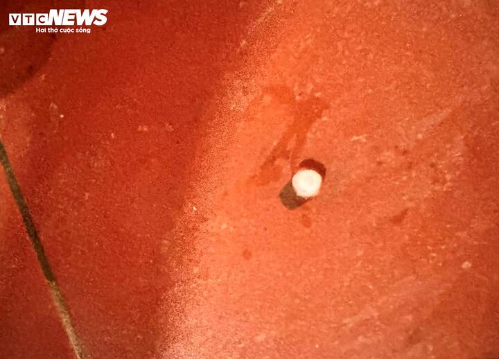 Trận mưa đá với kịch thước hạt bằng ngón tay cái xuất hiện tại thôn Bông Bụt (xã Vân Du, tỉnh Thanh Hóa). (Ảnh: Trọng Phú)