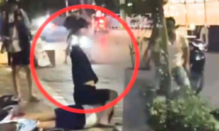 Nam sinh bị hành hung giữa phố.