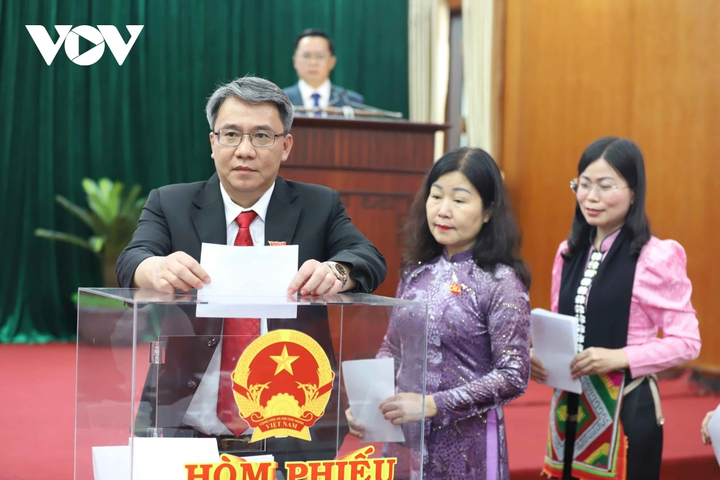 Các đại biểu bỏ phiếu bầu các chức danh.