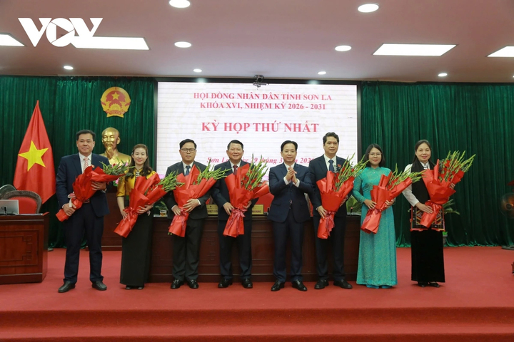 Ông Hoàng Văn Nghiệm, Bí Tỉnh ủy Sơn La tặng hoa chúc mừng các đồng chí được HĐND tỉnh tín nhiệm bầu các chức danh chủ chốt của HĐND tỉnh khóa XVI.