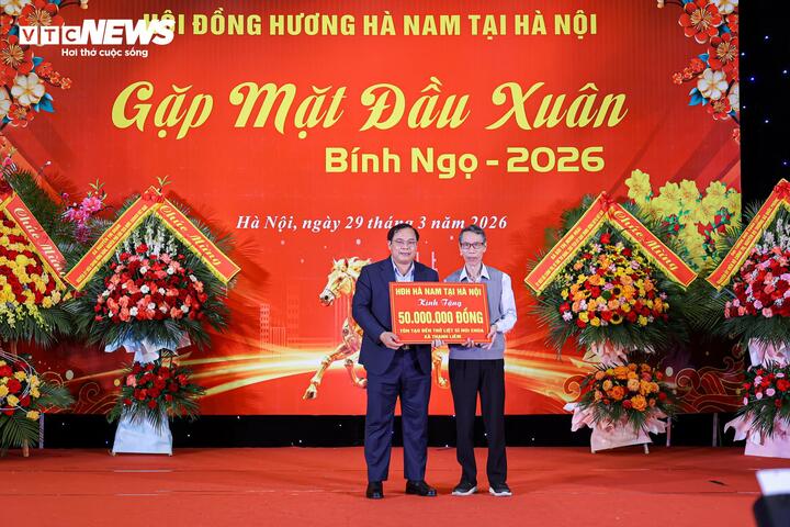 Ông Trần Văn Tú (Phó Chủ tịch Thường trực Hội đồng hương Hà Nam tại Hà Nội) đại diện trao kinh phí hỗ trợ tôn tạo Đền thờ Liệt sĩ Núi Chùa.