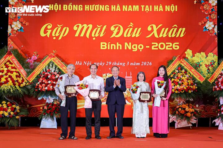 Phó Giáo sư, Tiến sĩ, Trung tướng Đặng Nam Điền (Nguyên Chính ủy Bộ Tư lệnh Lăng Chủ tịch Hồ Chí Minh, Chủ tịch Hội đồng hương Hà Nam tại Hà Nội) đã trao bằng vinh danh cho bốn Phó Giáo sư trẻ quê hương Hà Nam.