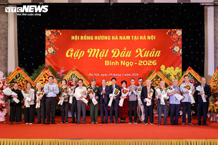 Đại diện hội đồng hương Hà Nam tặng quà, mừng thọ các cụ cao niên 70, 80, 85 tuổi.