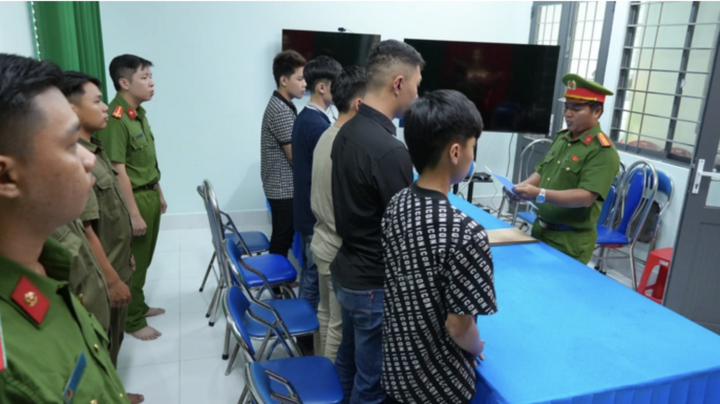 Cơ quan điều tra đọc lệnh khởi tố và lệnh cấm đi khỏi nơi cư trú đối với 5 bị can.