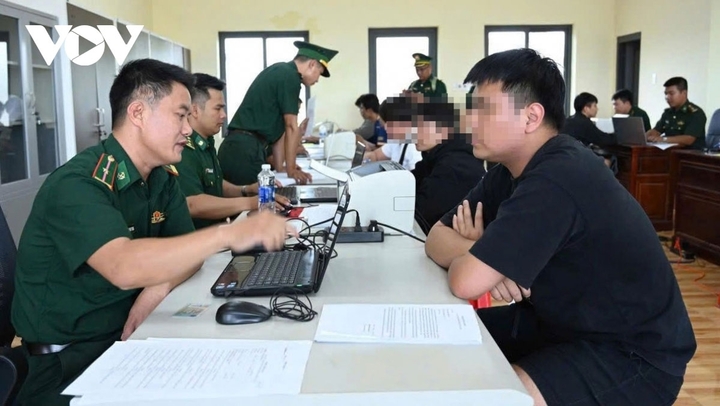 Lực lượng Bộ đội Biên phòng làm việc với các đối tượng.